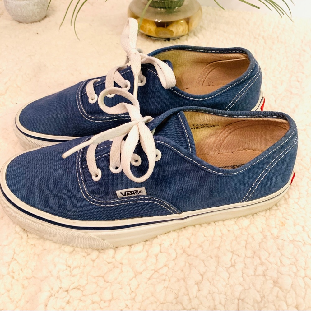 Vans authentic skate shoe in navy